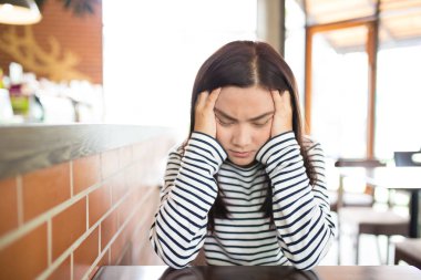 Kadın baş ağrısı kafede vardır.