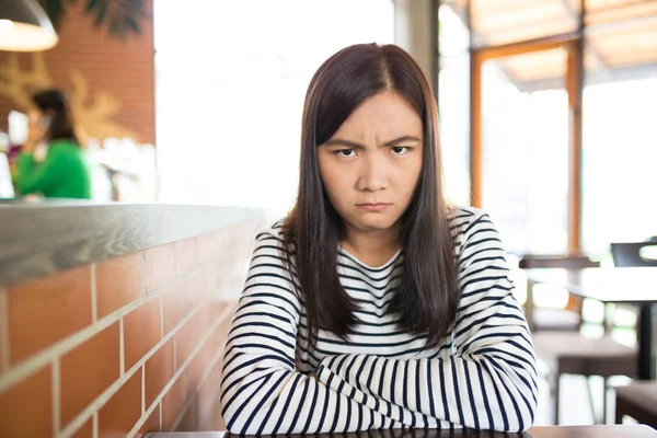 カフェに座っている怒っている女性 — ストック写真
