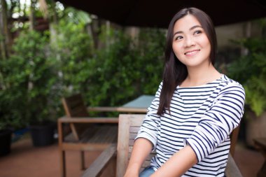 Kadın bir ara kahve dükkanında