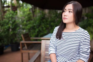 Kadın kahve dükkanında çok üzücü