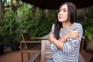 Kadın kahve dükkanında soğuk hissediyorum