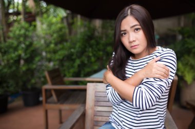 Kadın kahve dükkanında soğuk hissediyorum