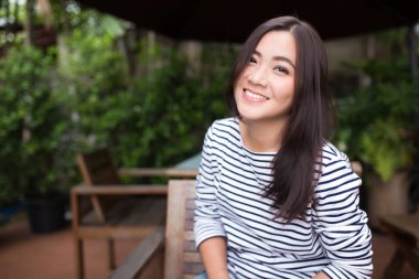 Kadın bir ara kahve dükkanında