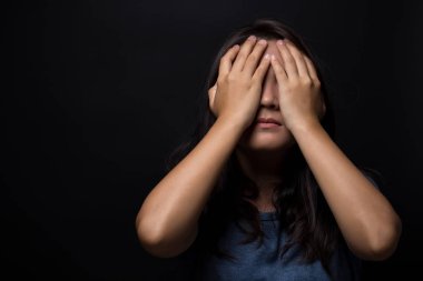 İzole siyah arka plan üzerinde üzgün kadın