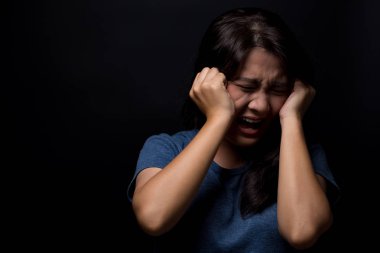 Kadın siyah arka planda çığlık