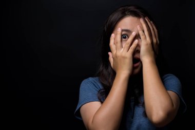 Korkmuş kadın izole siyah arka plan üzerine