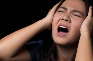 Kadın siyah arka planda çığlık