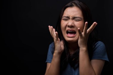 Kadın siyah arka planda çığlık