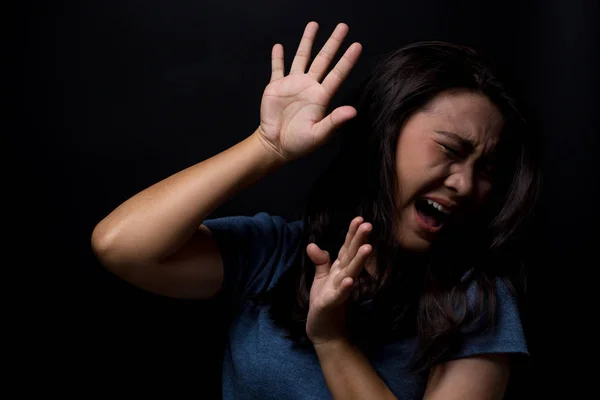 Mujer gritando sobre fondo negro — Foto de Stock