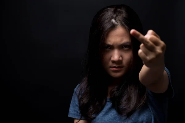 Θυμωμένη γυναίκα δείξει το μεσαίο δάχτυλο — Φωτογραφία Αρχείου