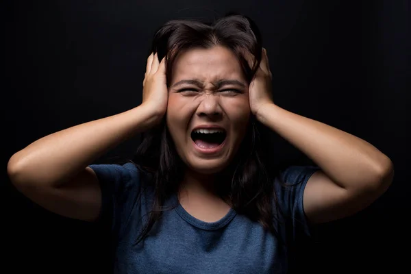 Mulher gritando no fundo preto — Fotografia de Stock