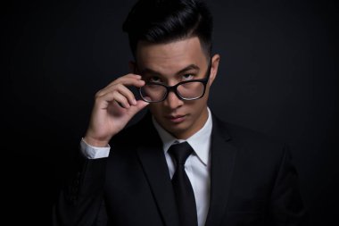 Gözlüklerini dokunmadan işadamı