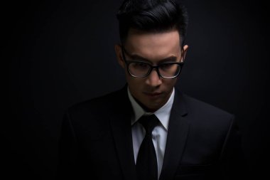 İşadamı izole siyah arka plan üzerine siyah elbiseli