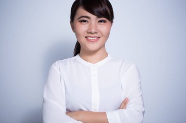 Asyalı kadın isolaed arka plan üzerinde mutlu