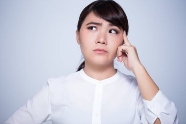 kadın baş ağrısı vardır.