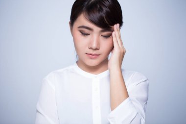 kadın baş ağrısı vardır.