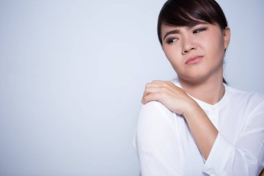 Kadının omuz ağrısı vardır