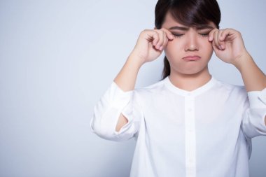 İzole edilmiş arka planda ağlayan kadın