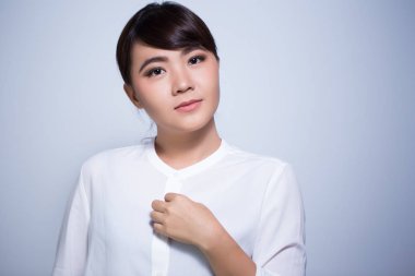 Asyalı kadın isolaed arka plan üzerinde mutlu