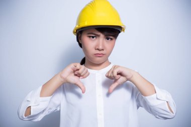 Mühendis kadın beyaz arka plan üzerinde