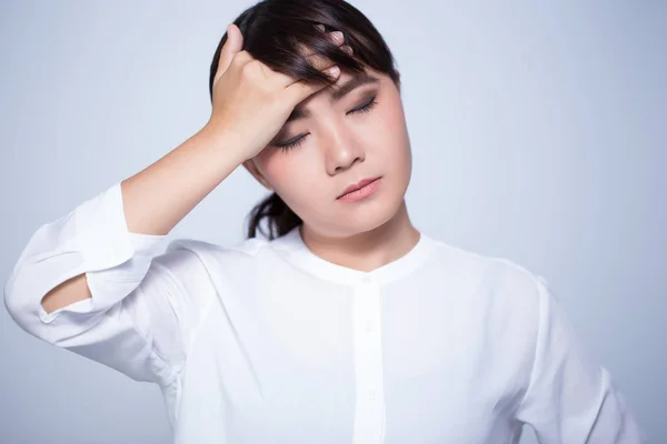 La mujer tiene dolor de cabeza —  Fotos de Stock