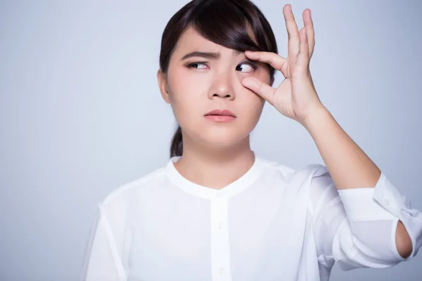 Mujer tiene dolor en los ojos — Foto de Stock