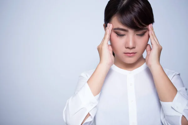 Mujer tiene dolor de cabeza coppy espacio — Foto de Stock