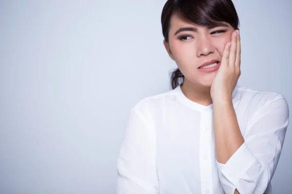 Mulher tem dor de dente espaço coppy — Fotografia de Stock