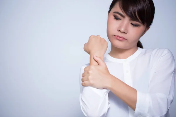 Mujer tiene dolor en el brazo — Foto de Stock