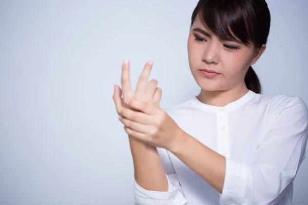 女性は手の痛み — ストック写真