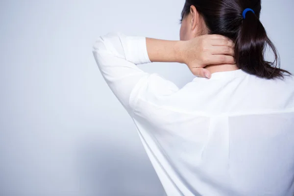 La mujer tiene dolor de cuello — Foto de Stock