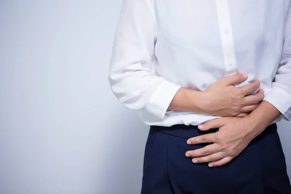 Mujer tiene dolor de estómago — Foto de Stock