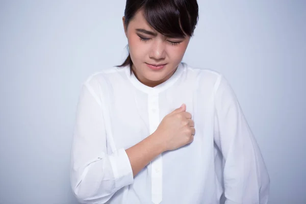 Woman has chest pain — Stock Photo, Image