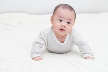 düşünme erkek bebek portresi