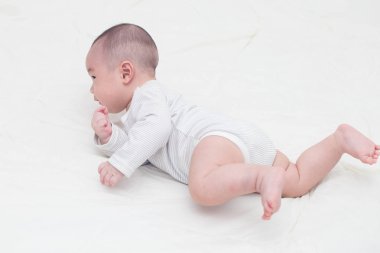 Yatakta uzanmış bebek