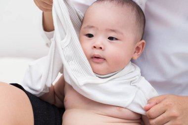 Anne bebeğini için elbise alma