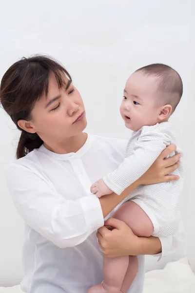 Madre enojada hablando con su hijo —  Fotos de Stock