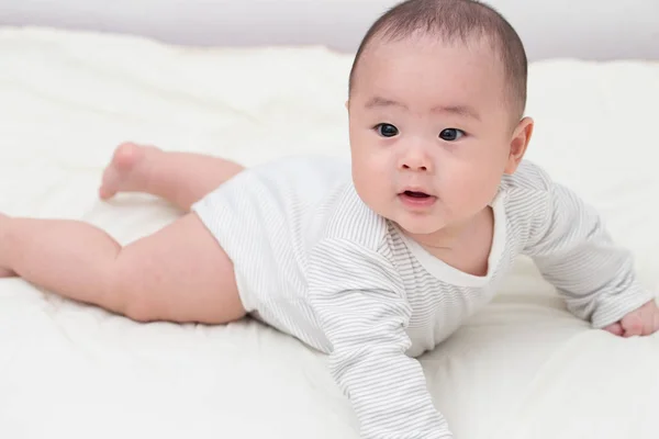 Porträt eines denkenden Jungen — Stockfoto