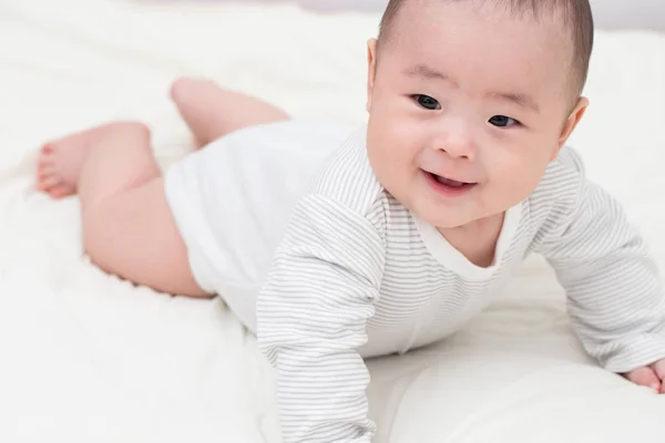 Retrato adorável bebê sorrindo — Fotografia de Stock