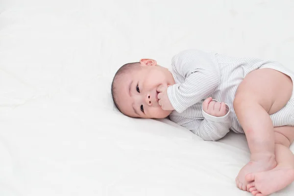 Baby vinger zuigen mond — Stockfoto