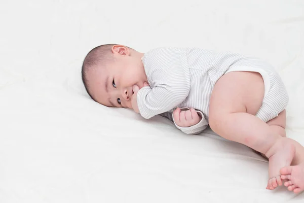 Dedo do bebê chupando boca — Fotografia de Stock