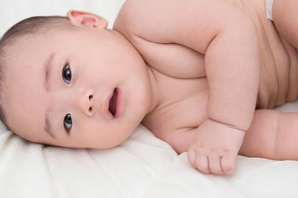 Retrato adorável bebê sorrindo e surpresa — Fotografia de Stock