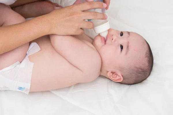 Entzückendes Baby trinkt Milch — Stockfoto