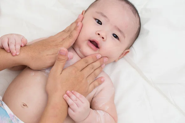 Madre aplicando polvo de bebé para hijo —  Fotos de Stock