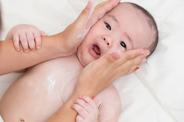 Mère appliquant de la poudre pour bébé fils — Photo