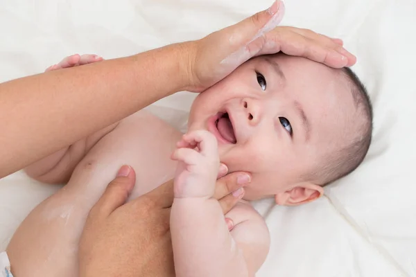 Madre aplicando polvo de bebé para hijo —  Fotos de Stock