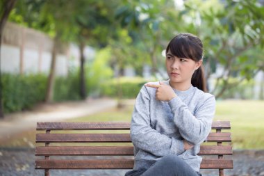 Uzay kopyalamak için ciddi kadın Parkı işaret