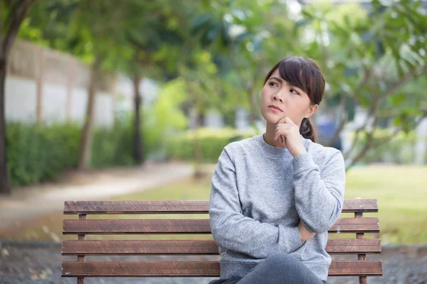 公園で考える女 — ストック写真