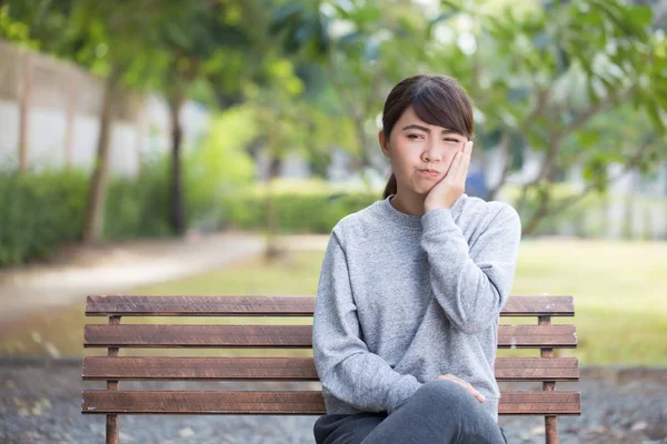 Wanita memiliki ruang coppy sakit gigi — Stok Foto