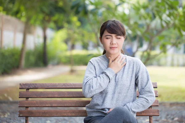 女人在公园有喉咙痛 — 图库照片